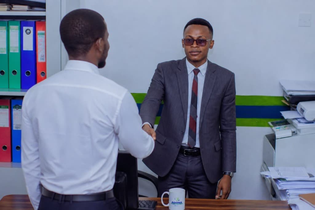 Poignée de main — recrutement AGONIA